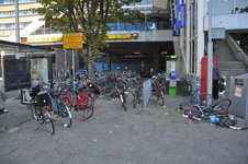 814598 Afbeelding van (lukraak) gestalde fietsen op het Jaarbeursplein te Utrecht.